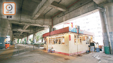 彩虹總站的茶水站位於站旁的空地。