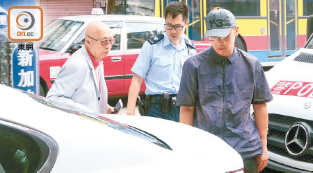 車主王祖耀醫生（左）與司機（右）在場協助。（左錦鴻攝）