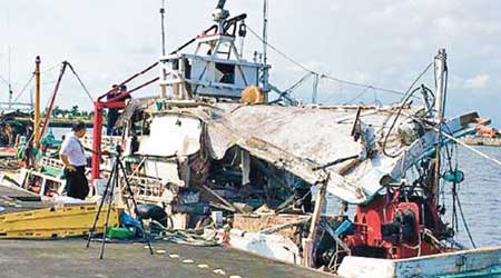 當局派人登上漁船「翔利昇」調查損毀情況。（互聯網圖片）