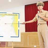 台海軍參謀長梅家樹說明導彈落點及軍方搜索範圍。（中時電子報圖片）