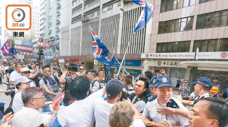 有一批人士手持港英旗試圖搶佔民陣遊行隊頭，一度爆發衝突。（蘇文傑攝）