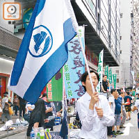 招顯聰展示香港共和國旗，稱藍白色分別代表海洋及天空。（陳宛彤攝）