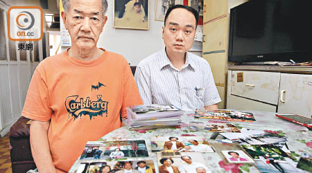 李伯伯（左）及女婿吳先生展示黎婆婆生前的生活照。（袁志豪攝）