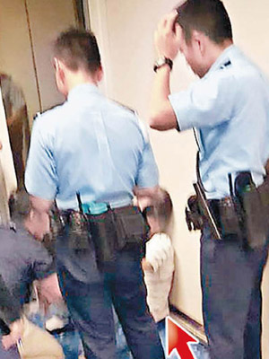 男子（箭嘴示）涉嫌向空姐潑水，警員到場調查。（fb香港突發事故報料區群組圖片）
