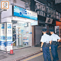 灣仔<BR>警員到案發洗衣店外進行調查。（沈厚錚攝）