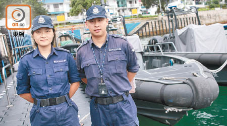 陳可茵（左）與黃信維（右）提醒市民出海玩樂時，要注意安全。（黃知樂攝）