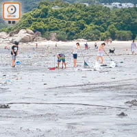 長沙下村村民連同遊客等逾三十人自發清潔泳灘。