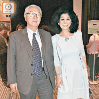大新銀行主席王守業與太太捧場欣賞演唱會，支持香港乳癌基金。