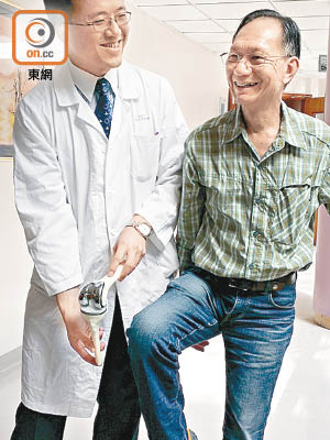 劉先生（右）完成雙膝關節置換術後，行動自如。左為范智豪。（鍾君容攝）