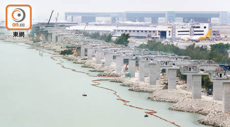 大橋香港段工程多災多難，各界憂慮能否趕及明年內完成。