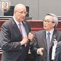 涉蓄意隱瞞延誤<br>港鐵前行政總裁 韋達誠（左）、港鐵前工程總監 周大滄（右）