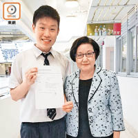 保良局蔡繼有學校誕生IB男狀元江信熹（左），他獲知佳績後即與校長合照。