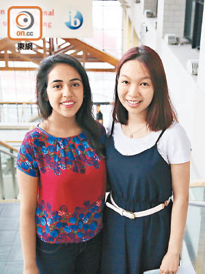 香港加拿大國際學校學生Alina（左）和Margaret（右）均考獲滿分四十五分，成為IB女狀元。