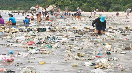 長沙泳灘滿布垃圾，場面嚇人。（「Ocean Recovery Alliance」群組）