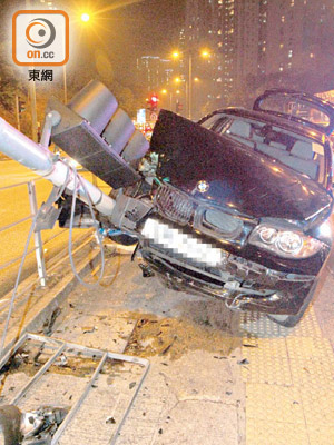 意外後被告的私家車損毀嚴重，交通燈亦遭撞毀。