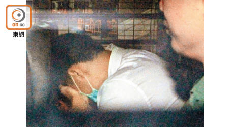被告陳鑫涉嫌強姦，昨應訊後由囚車押走。（何天成攝）