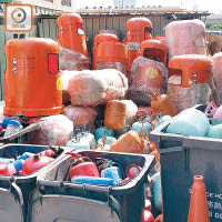 大部分氣罐被移至垃圾站後方的五架垃圾車內，部分更只於上方放置垃圾桶掩飾。