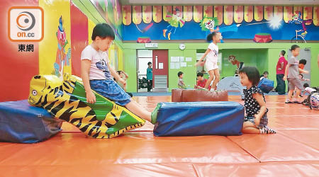 中山紀念公園體育館<BR>不少兒童在遊戲室遊玩，播疫風險不容忽視。