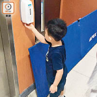 大埔墟體育館<BR>兒童遊戲室門外的消毒潔手器，內裏沒有潔手液，小孩無法使用。