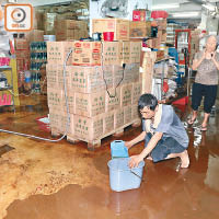 員工忙於清理積水。（高潤榮攝）