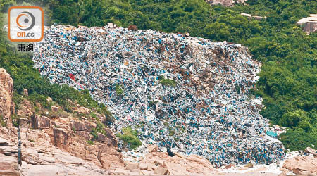 伶仃島其中一處山丘有大堆垃圾逐步瀉進海邊。（Sea Shepherd Hong Kong fb.）