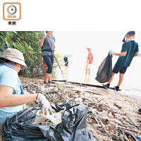 環團昨日發動市民到稔樹灣清理沖上沙灘的垃圾。（黃偉邦攝）