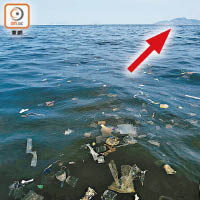 伶仃島（箭嘴示）對開海域有不少垃圾在海面漂浮。