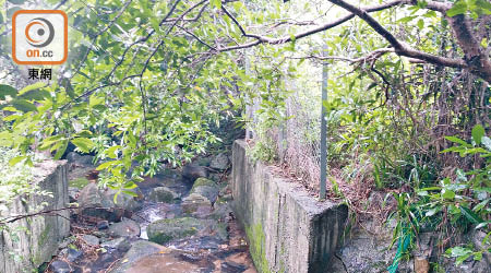 原本有一條行車橋建於溪上連接入村，但早前已被拆卸。