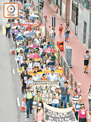 近百名基層市民遊行，要求政府檢討租管條例。（羅錦鴻攝）