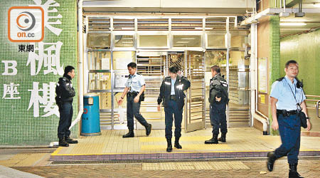 案發後，大批警員在美林邨展開調查。（資料圖片）