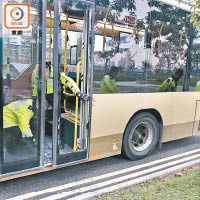 九巴接連發生車門玻璃被撞爆事故，引發安全疑慮。（資料圖片）