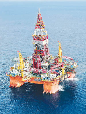 中國在南海開採的「海洋石油981」深水油氣鑽井平台。（資料圖片）