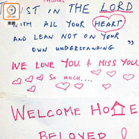 家人寫給郭炳江的歡迎心意卡，單看圖案已覺溫暖喜悅。