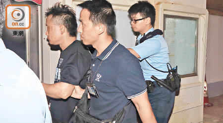 涉案男子（左）被拘捕帶署。