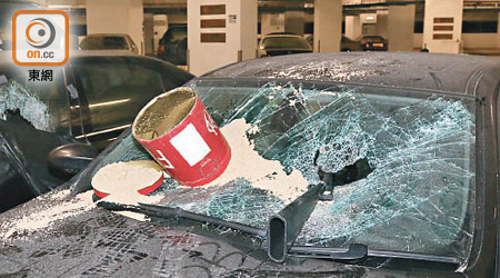 有私家車車頭擋風玻璃被防火沙筒砸碎。