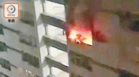 男戶主變火人墮樓<br>黃志強在窗邊被大火圍困。