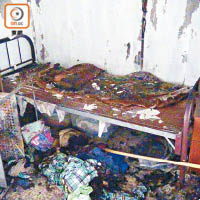 獨居漢屋內<br>獨居漢家中的床及雜物被燒毀。