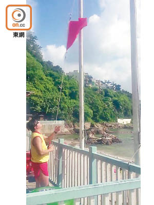 由於救生員不足，銀線灣泳灘昨日一度懸掛紅旗。