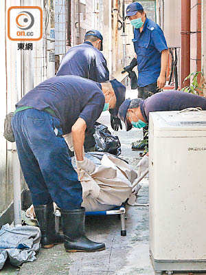 仵工將遺體舁走。（戴展邦攝）