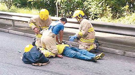 救援人員為司機進行急救。（網民Cyus Tsang攝）