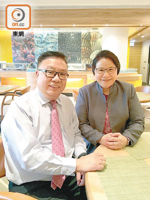 吳國安（左）期待陳婉華（右）發力推動香港智慧城市產業發展。（余素月攝）