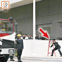 靈車駛往將軍澳消防及救護學院，同袍（箭嘴示）打鐘三短一長，意味張Sir「正式落更」。（梁卓明攝）