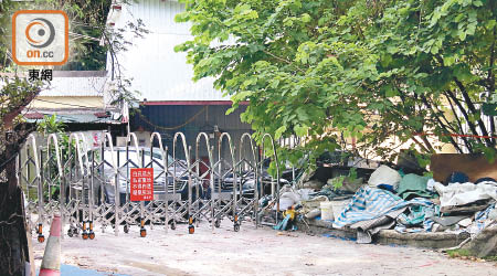 元朗米埔隴路<BR>涉違規擴建及佔用官地的寮屋設有摺閘，內有多個停車位。