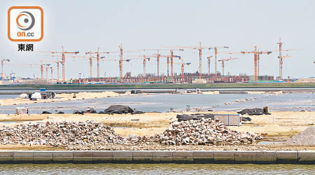 港珠澳大橋澳門段的填海工程一度中斷，但已覓得新採沙點。（資料圖片）
