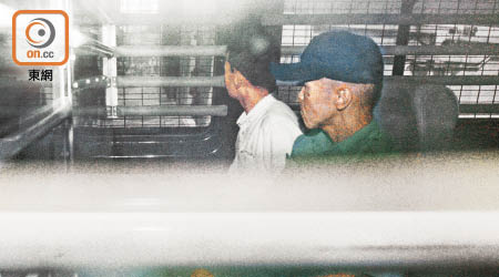被告（左）承認五罪後由囚車押走。