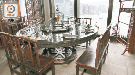 中式餐廳「胡同」除布置古色古香，更坐擁維港景致。（資料圖片）