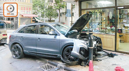 肇事房車撞爛路牌及消防栓，再撼古玩店。（梁國雄攝）