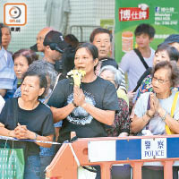 有市民雙手合十，為許志傑送上祝福。