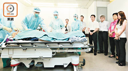 醫院醫護人員模擬搶救病人的操作流程。