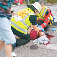 救援人員為傷者急救。（互聯網圖片）
